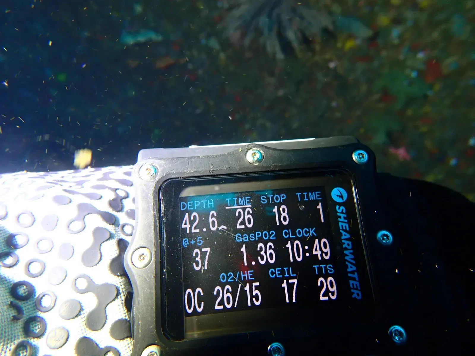 A Shearwater Perdix dive computer at 42.6 metres, showing a stop depth of 18 metres, a ceiling of 17 metres and a total ascent time of 29 minutes